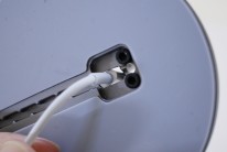 【レビュー】iPhoneを立てたまま充電&操作できるSatechiの『アルミニウム充電スタンド』 | MOOOII