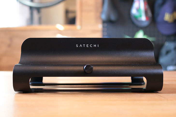 レビュー】重厚感！『Satechi アルミニウム バーティカル ラップトップスタンド』MacBookを洒落に立てる | MOOOII