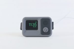【レビュー】オールドTVをモチーフにしたデザインがレトロで可愛い『Oittm Apple Watch スタンド 車載ホルダー』