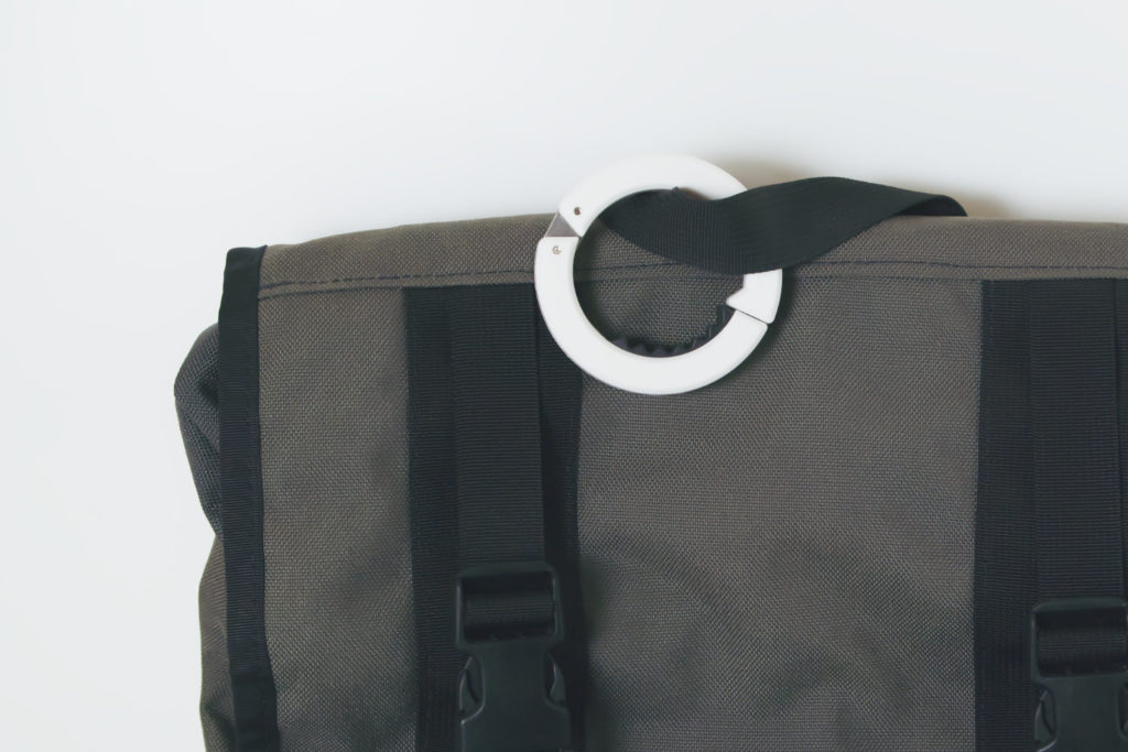 外出時のバッグや荷物置き場を作る ダイソーのバッグフック リングタイプがなかなか使える レビュー Moooii
