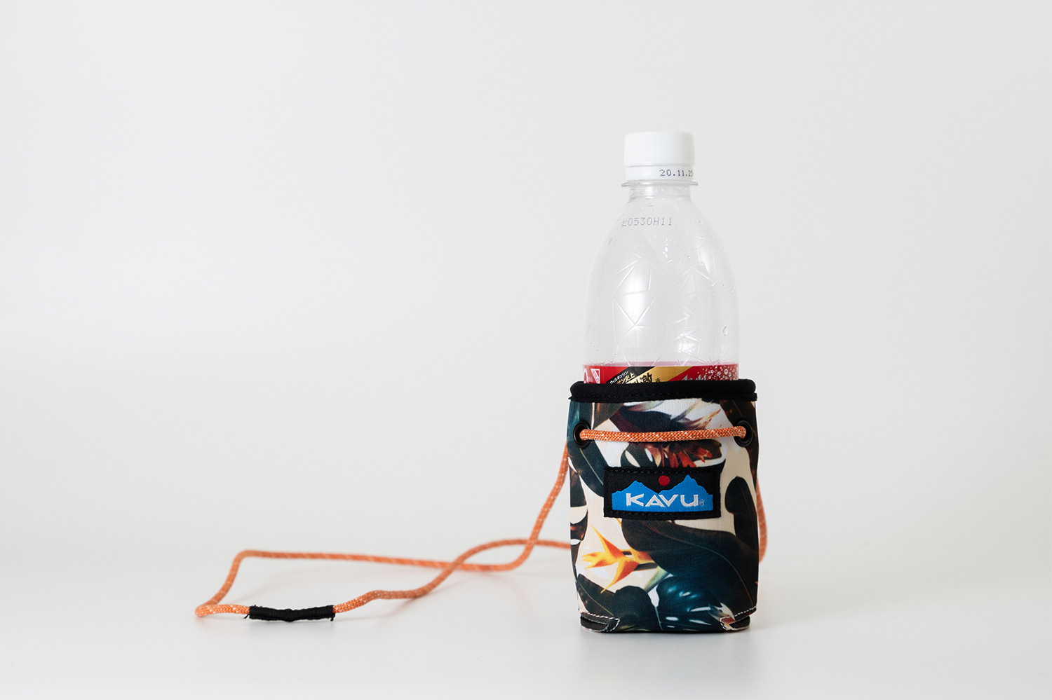 飲み歩きにおすすめ。缶・ペットボトルを首から下げておけるKAVUの